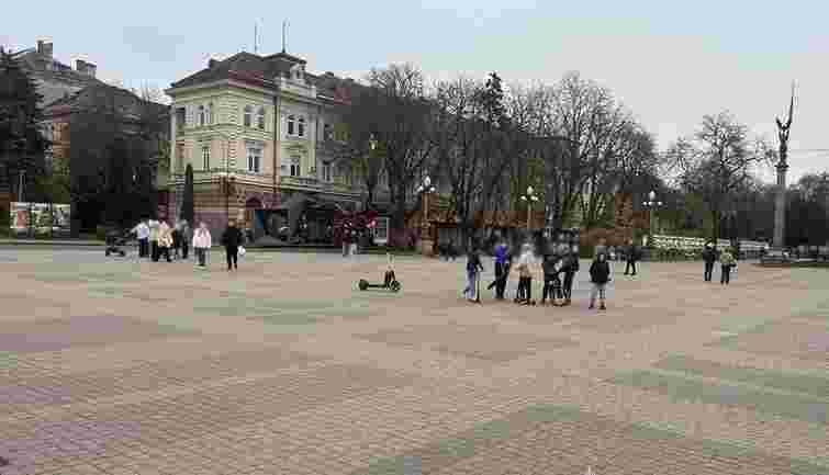 Тернопільські поліцейські розшукують водія електросамоката, який збив дитину на площі