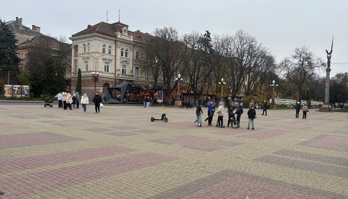 Тернопільські поліцейські розшукують водія електросамоката, який збив дитину на площі