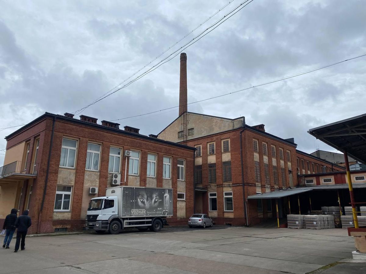 Львівський лікеро-горілчаний завод виставили на продаж із боргами за землю