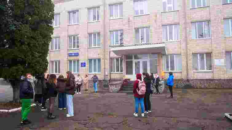 У Хотині школи перевели на дистанційне навчання, батьки вийшли на протест