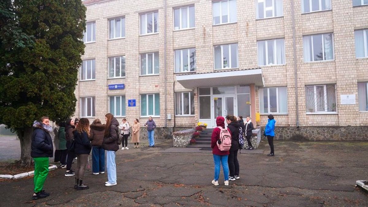 У Хотині школи перевели на дистанційне навчання, батьки вийшли на протест