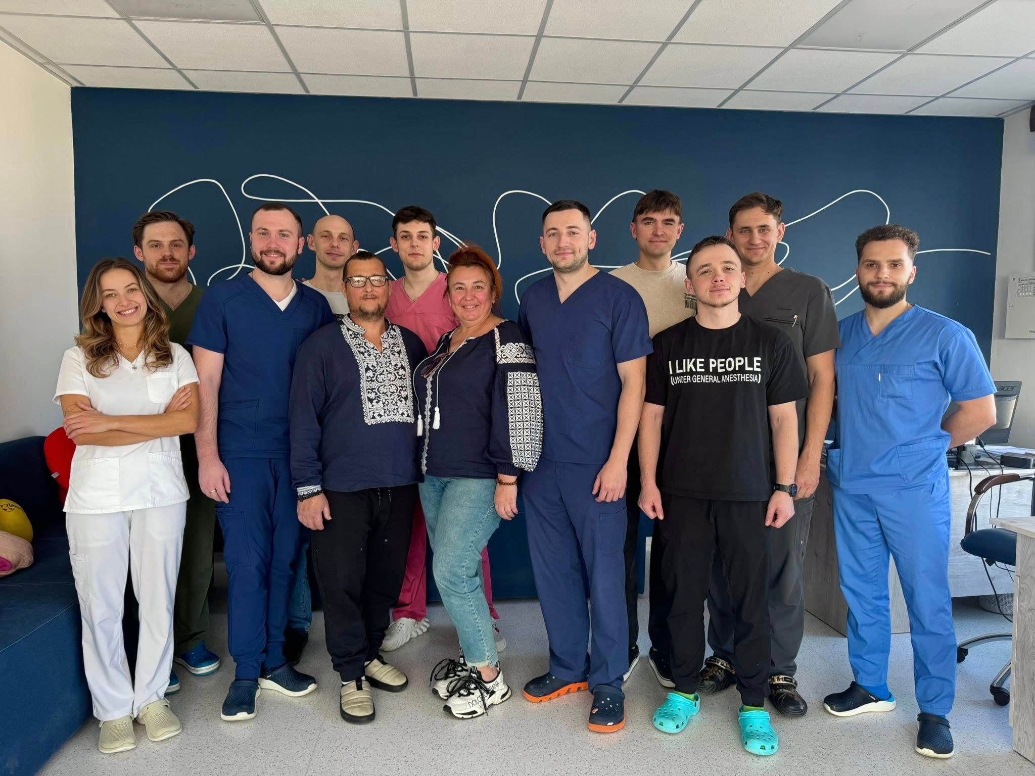 Пацієнти з командою лікарів, які проводили пересадку печінки