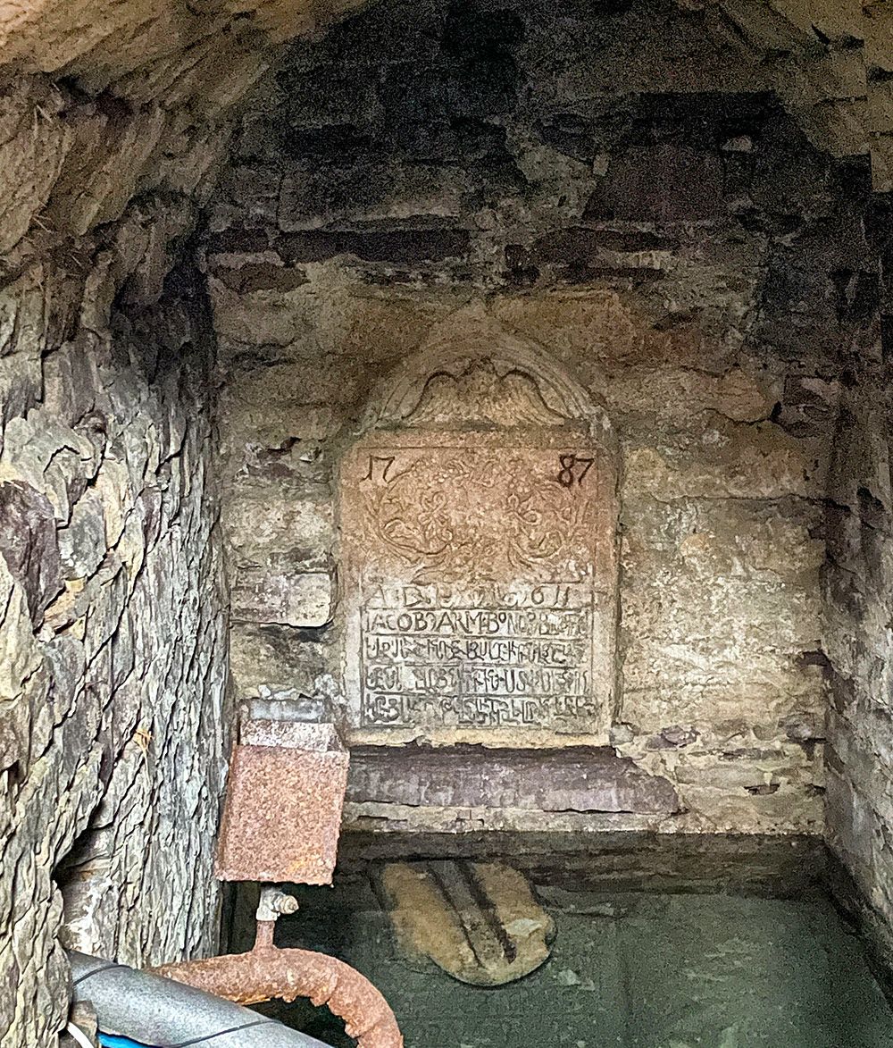 Над джерелом є фундаційна таблиця вірменину Акопу