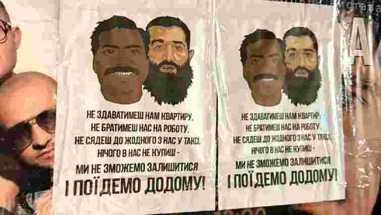 У Франківську невідомі розклеїли листівки проти трудових мігрантів
