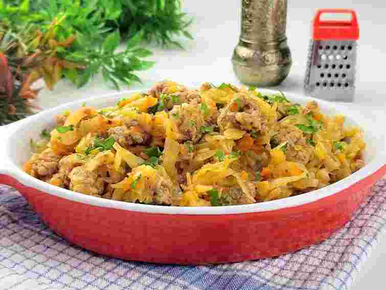 Тушкована квашена капуста з квасолею та грибами. Рецепт дня