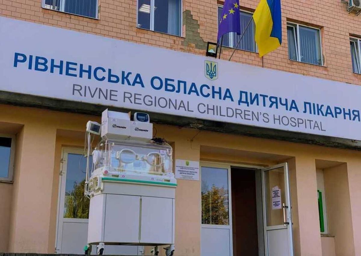 Рівненські лікарі провели складну операцію 14-річному хлопцю з пухлиною в оці