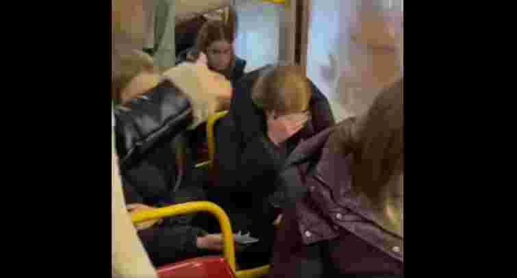 Поліцейські встановили підлітків, які побили пасажирку трамвая у Львові