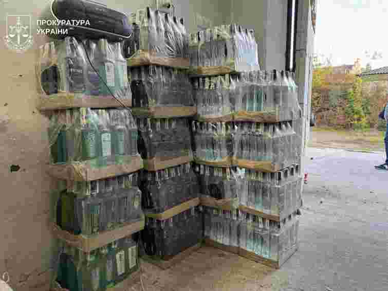 Житель Буковини організував підпільний цех та підробляв алкоголь відомих марок 