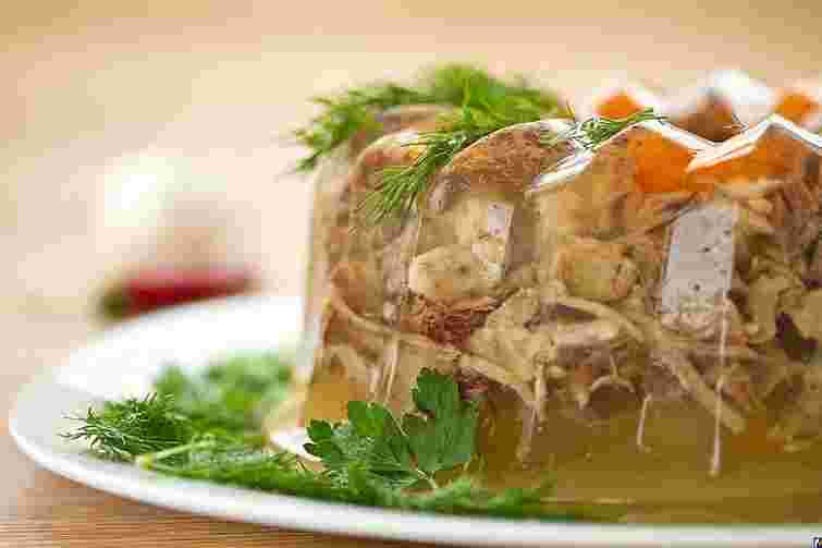 Густий, наваристий, прозорий: які 4 помилки заважають вам приготувати ідеальний холодець