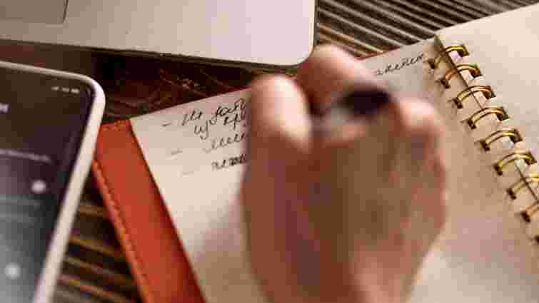 Буває складно згадати: правильно писати «хто небудь» чи «хто-небудь»