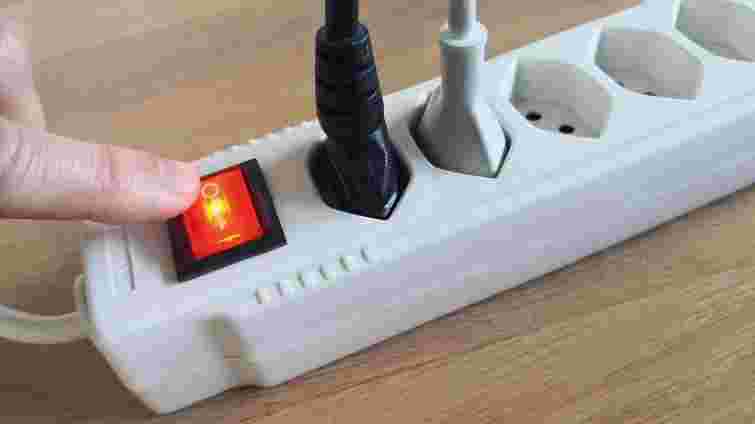 Дуже ризиковано: яку побутову техніку ніколи не можна підключати через подовжувач 