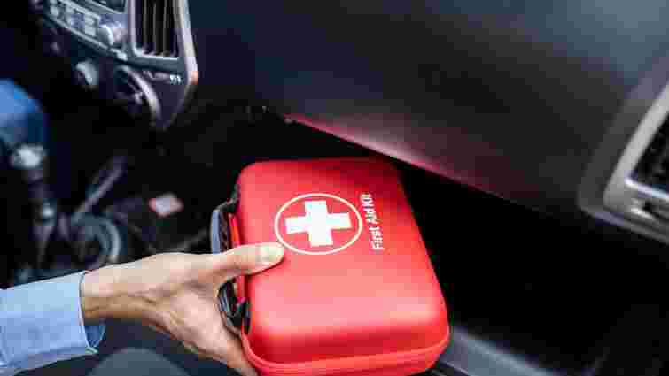 Без неї не можна в дорогу: що обовʼязково має бути в аптечці кожного водія