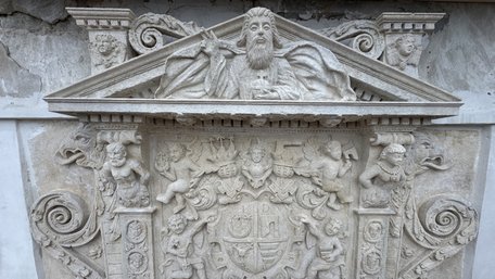 В Олеському замку відреставрували кам’яне різьблення головної брами