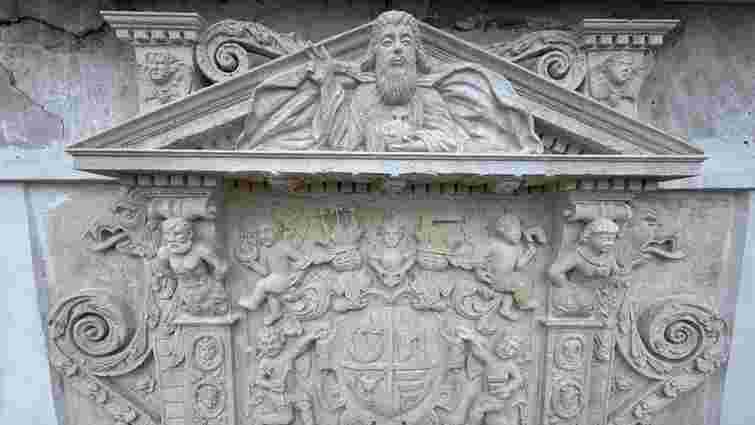 В Олеському замку відреставрували кам’яне різьблення головної брами