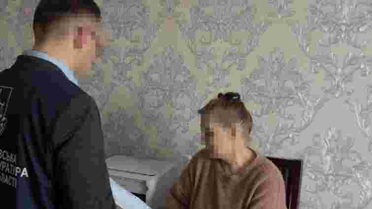 На Донеччині оголосили підозру жінці, яка 18 років зберігала тіло померлої доньки у квартирі