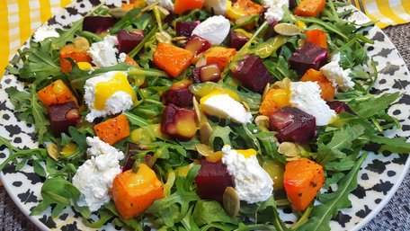 Салат із запеченого батату, буряка та бурати. Рецепт дня