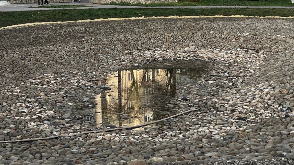 У Львові озеро на вул. Панча почали наповнювати водою