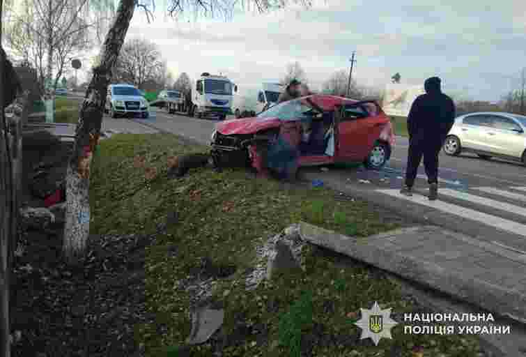 На Закарпатті водійка збила школяра на пішохідному переході, обоє в критичному стані