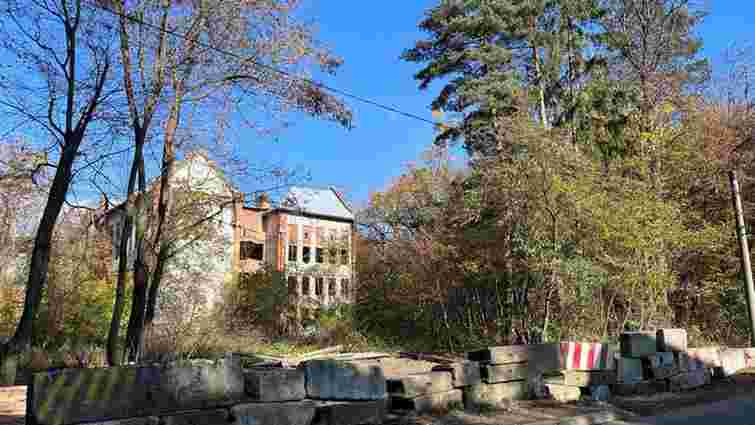 Суд відновив документи на забудову колишньої школи в Брюховичах