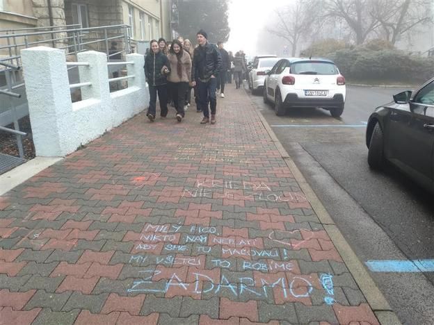 Школярі написали на бруківці біля районної адміністрації: «Шановний Фіцо, ніхто нам не платить, щоб ми малювали. Ми це робимо задурно».  Фото: SME