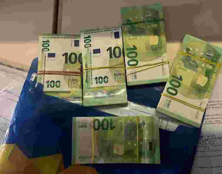 Закарпатські митники вилучили у харків’янина незадекларовану валюту на 1 млн грн