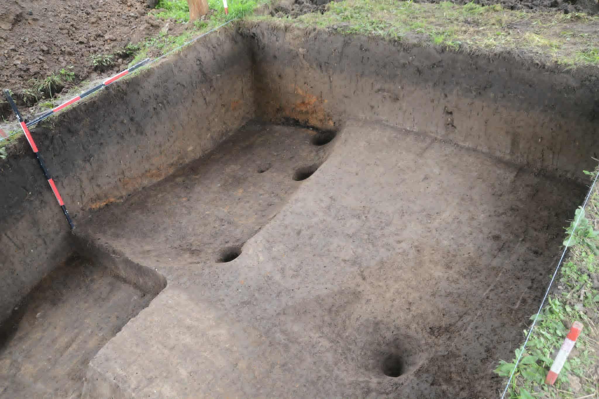 Залишки дворівневої оборонної стіни: перший рівень і край опалюваного сектору