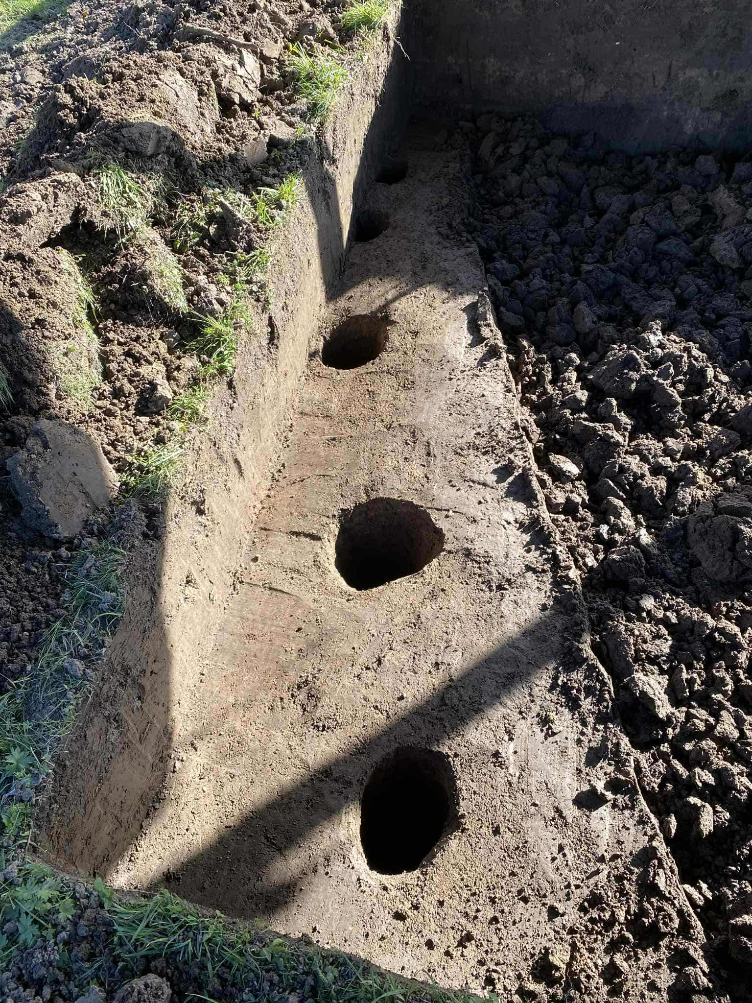 Ями від стовпів дворівневої дерев'яної стіни першої половини Х ст.