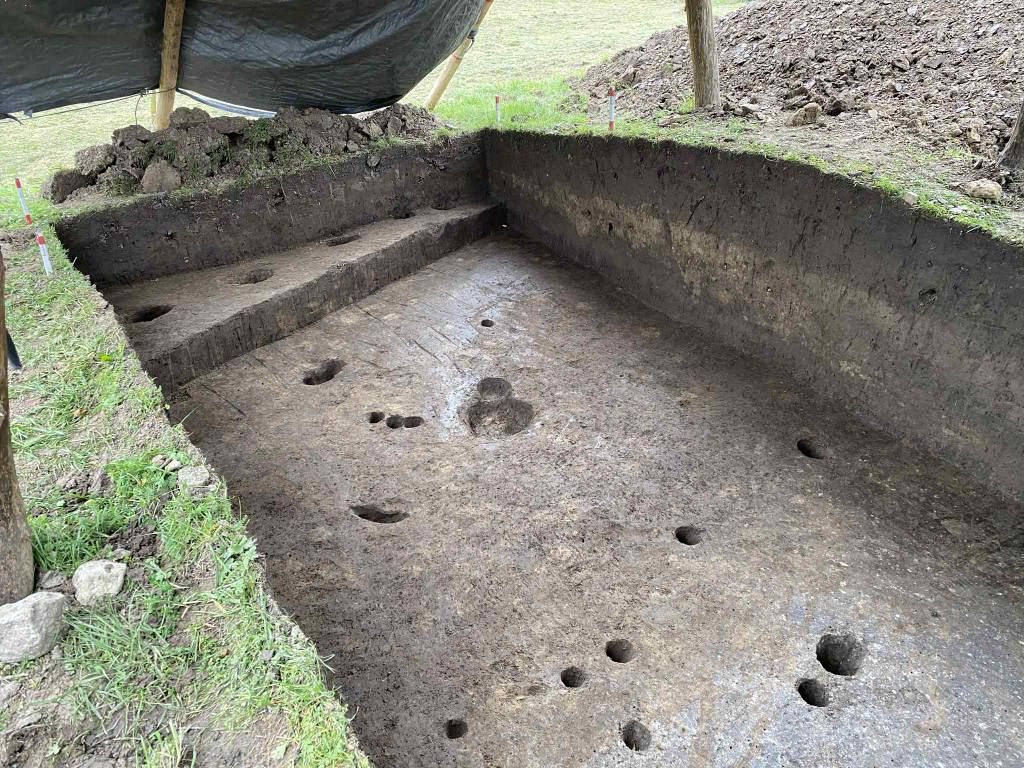 Сліди укріплень ІХ ст. у вигляді загорожі, від яких залишились стовпові ямки