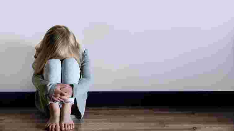 У Сумах художника засудили до 10 років тюрми за розбещення семирічних учениць 