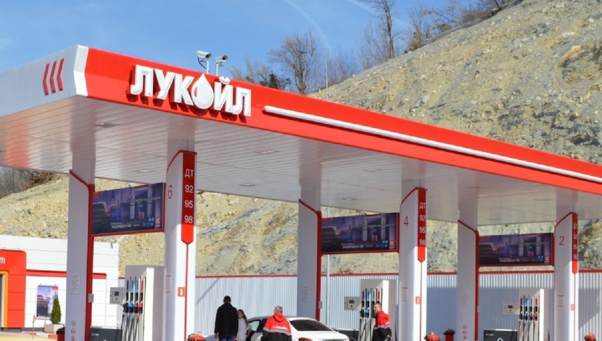 Велика Британія тимчасово звільнила Болгарію від своїх санкцій проти «Лукойлу»
