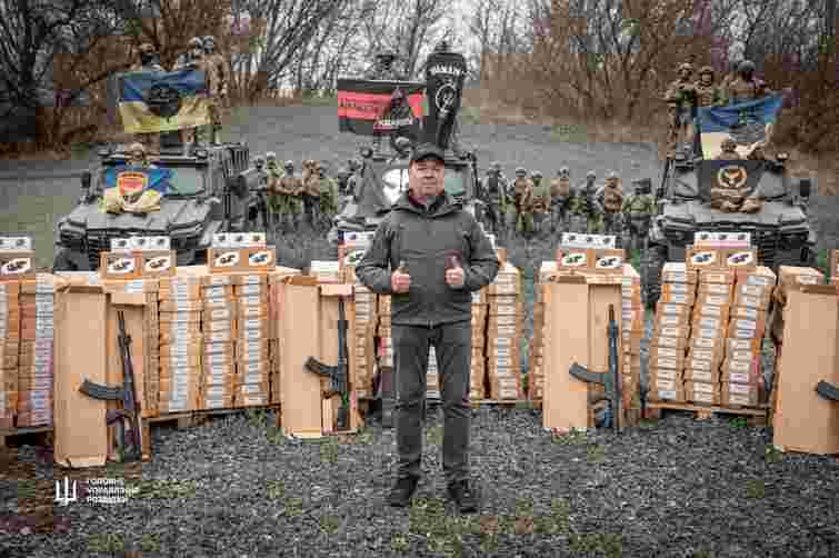 Анонімний благодійник з Нідерландів передав спецпризначенцям ГУР понад 700 рушниць 