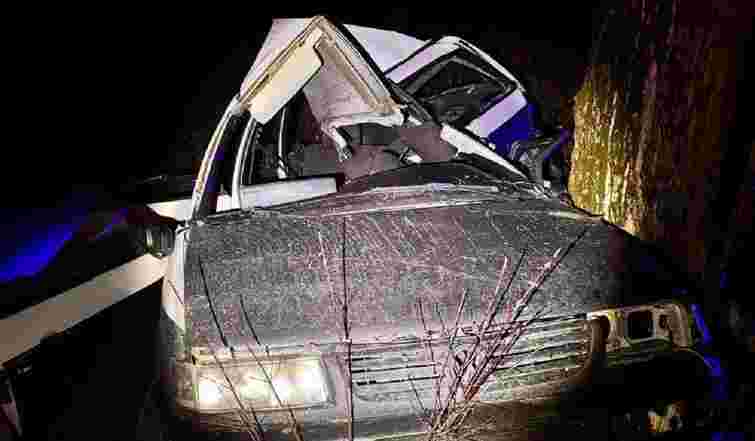 На Закарпатті 19-річний водій Volkswagen врізався у дерево, загинув 15-річний пасажир