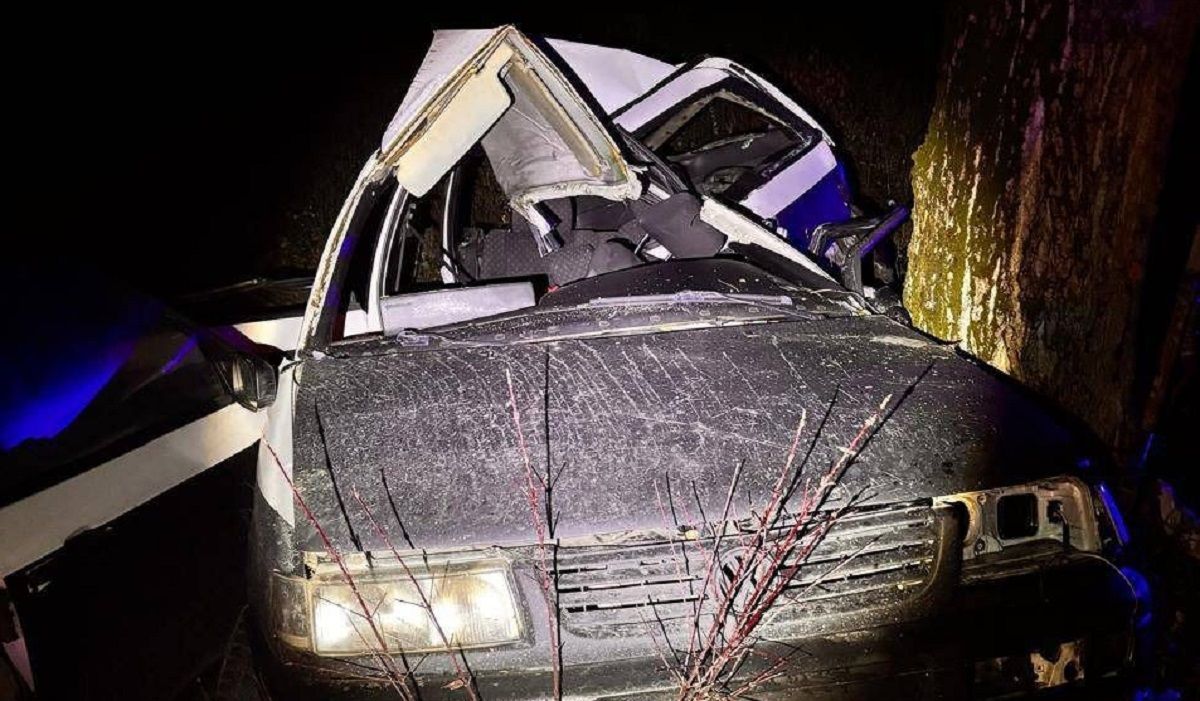 На Закарпатті 19-річний водій Volkswagen врізався у дерево, загинув 15-річний пасажир