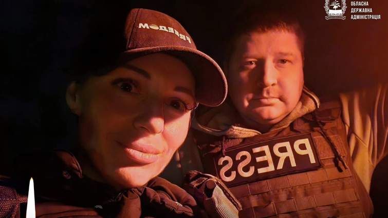 Журналістка телеканалу Freedom Олена Губанова та оператор Євген Кармазін