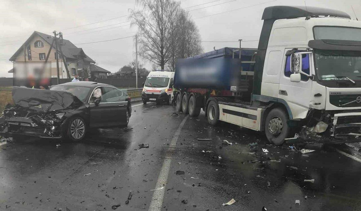 Лобова ДТП у гірському селі на Львівщині перекрила рух трасою Київ-Чоп 