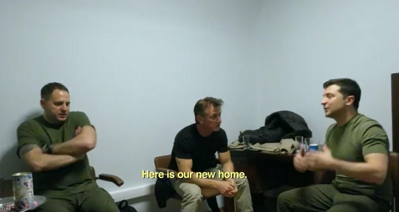 Кадр з фільму «Суперсила»: Шон Пенн, Володимир Зеленський та Андрій Єрмак у президентському бункері.