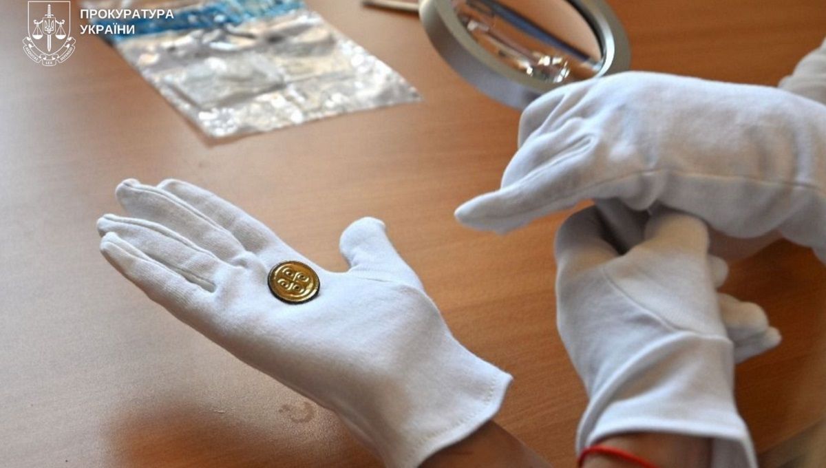 Мешканця Львівщини судитимуть за спробу продати знайдену брошку V століття