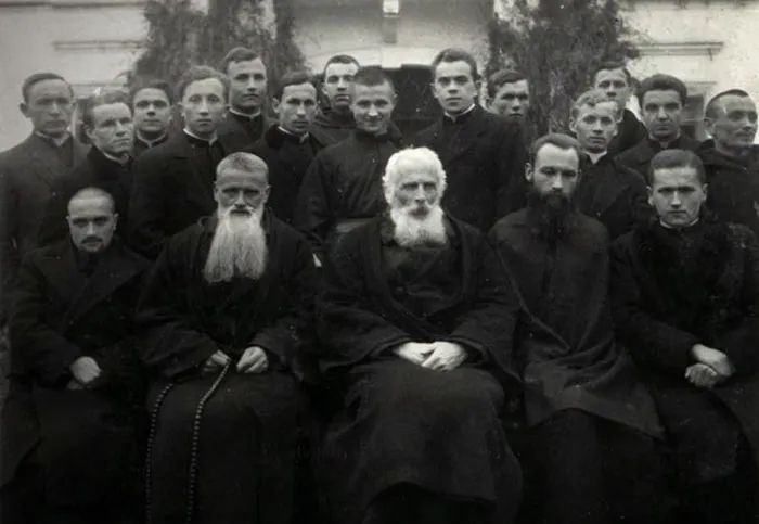 Настоятель Унівської лаври Климентій Шептицький серед монахів (фото з Вікіпедії)