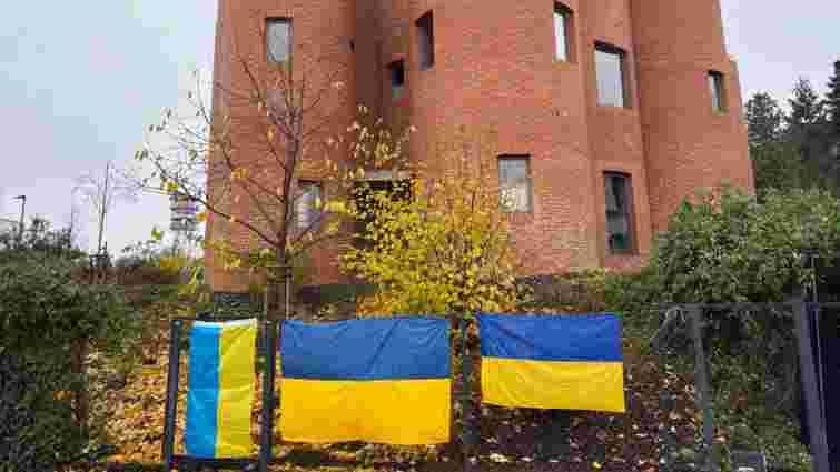 Синьо-жовті прапори з'явилися навколо будинку чеського спікера, який зняв український стяг