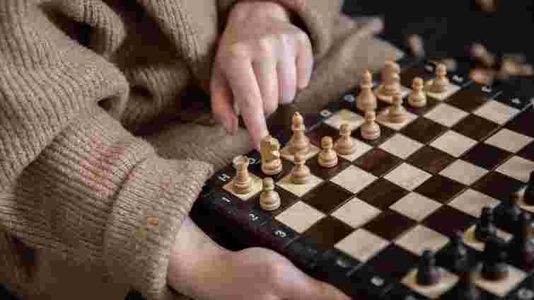 Один з варіантів є русизмом: правильно казати «шахи» чи «шахмати»