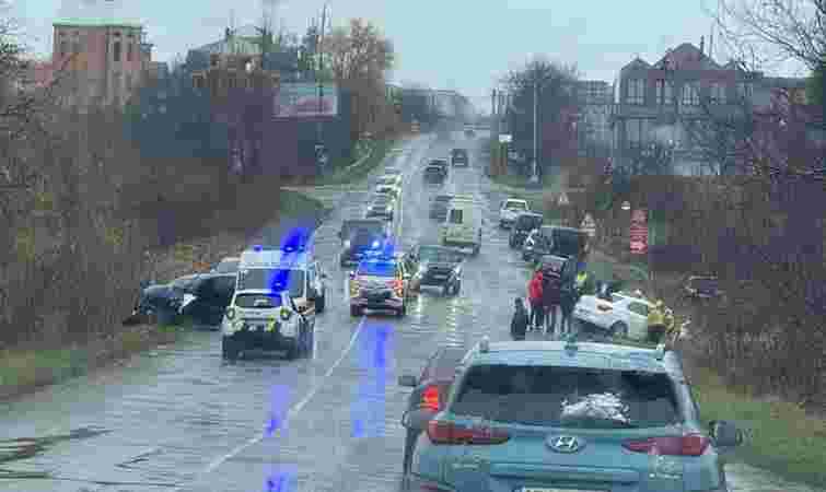 Біля Чернівців у смертельній аварії загинув водій легкового автомобіля