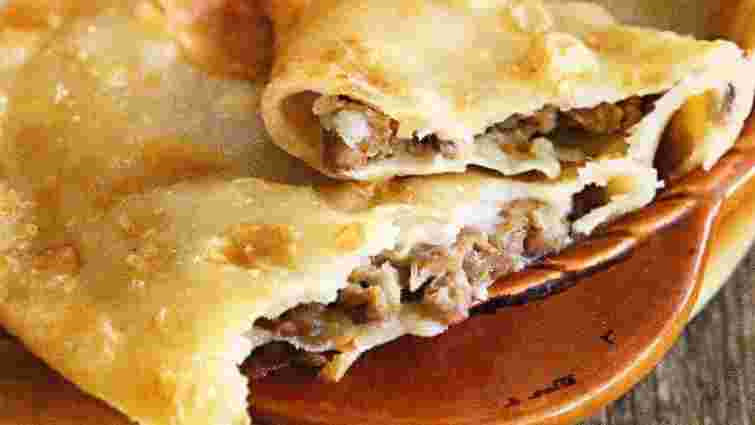 Будуть хрусткі зовні та ніжні всередині: як зробити ідеальне тісто для чебуреків 