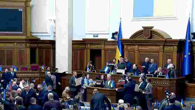 Депутати від «ЄС» заблокували трибуну Верховної Ради з вимогою розпустити весь уряд
