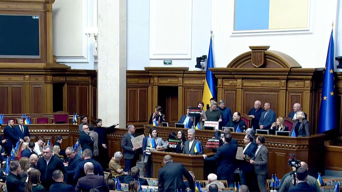 Депутати від «ЄС» заблокували трибуну Верховної Ради з вимогою розпустити весь уряд