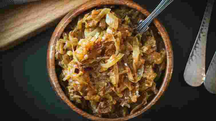 Буде смачно, як у ресторані: як правильно карамелізувати цибулю 