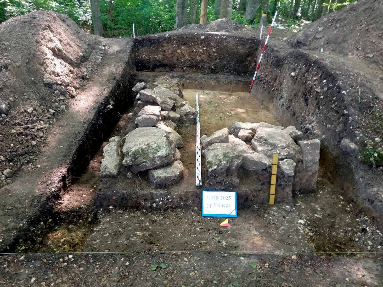 П’єдестал розташований не в центрі дитинця, а примикає до валу