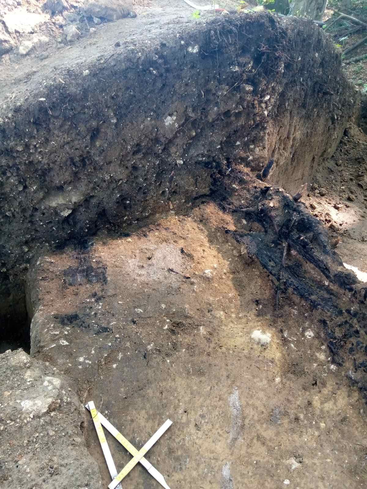 Перепалена глина і чорна земля з вугіллям