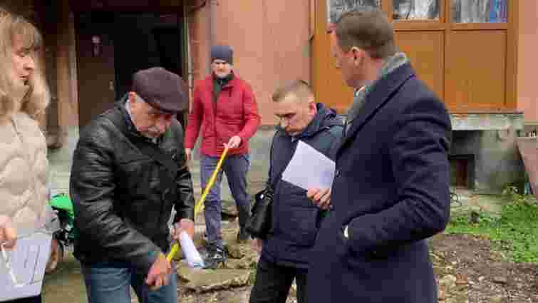 Мешканці багатоповерхівки у Франківську зупинили встановлення пандуса для дитини з інвалідністю