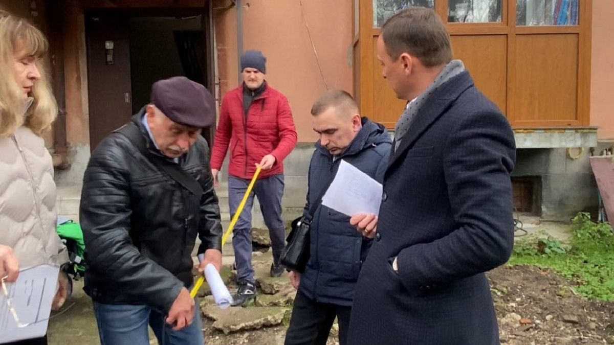 Мешканці багатоповерхівки у Франківську зупинили встановлення пандуса для дитини з інвалідністю