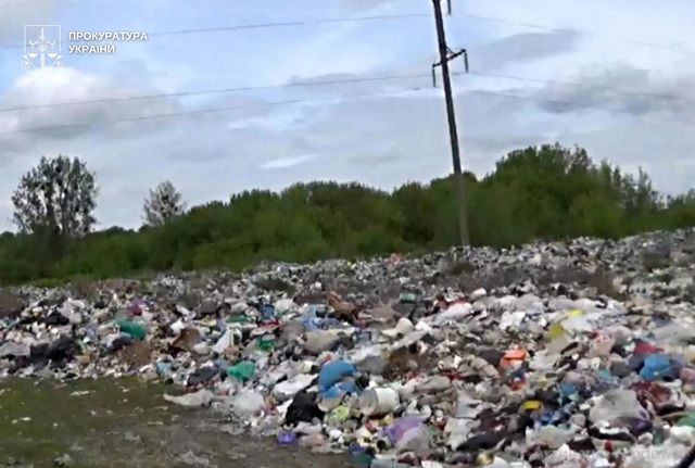 На ділянці виявили забруднення небезпечними для життя людей речовинами (фото прокуратури)